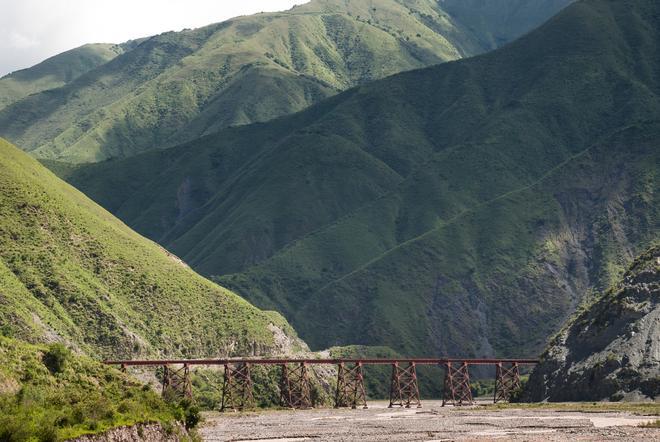 Las vías atraviesan y escalan los Andes