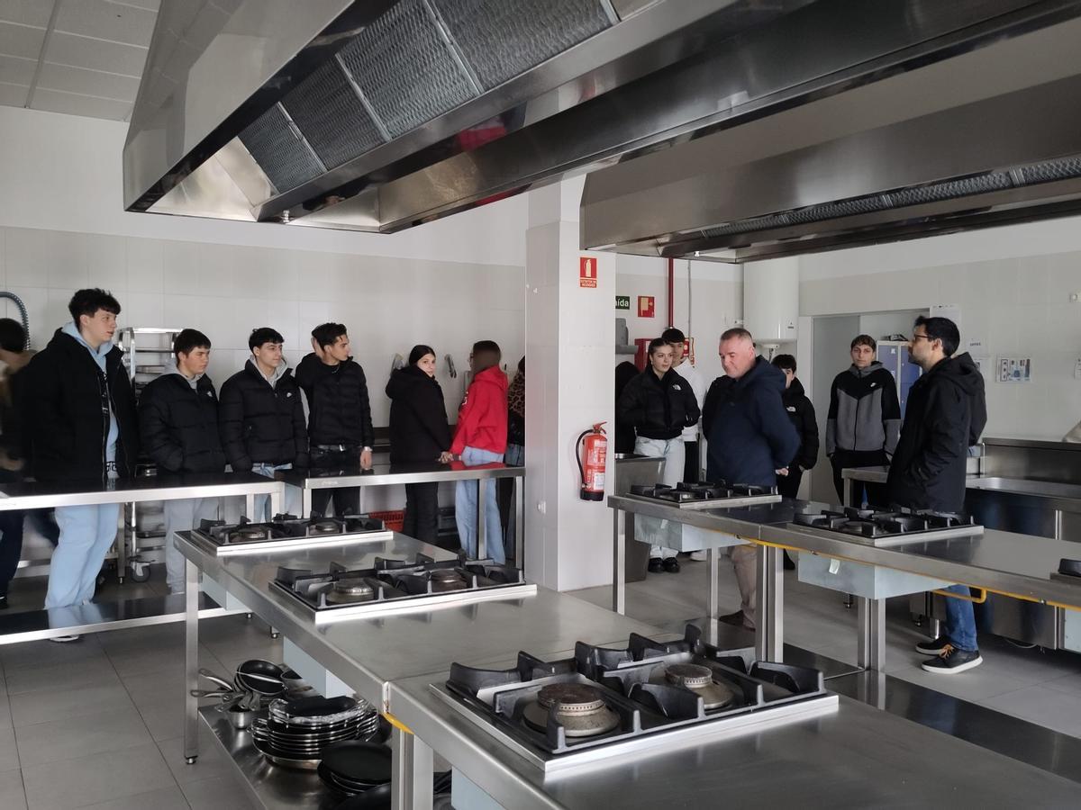 Visita dun grupo de alumnos ao Lab Barbanza.
