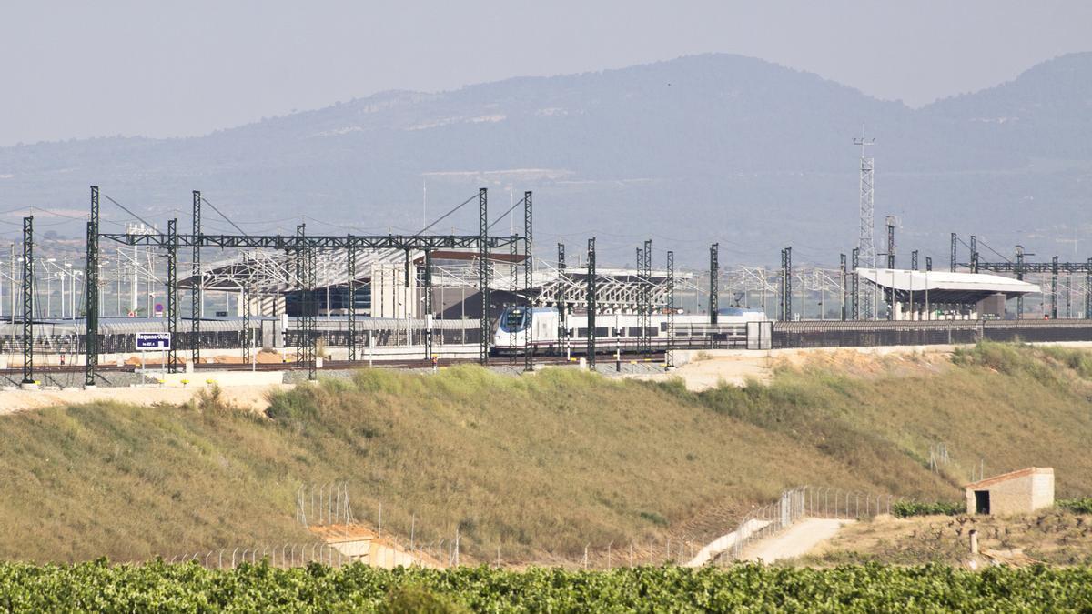 Tren saliendo de la estación AVE de Requena-Utiel hacia València