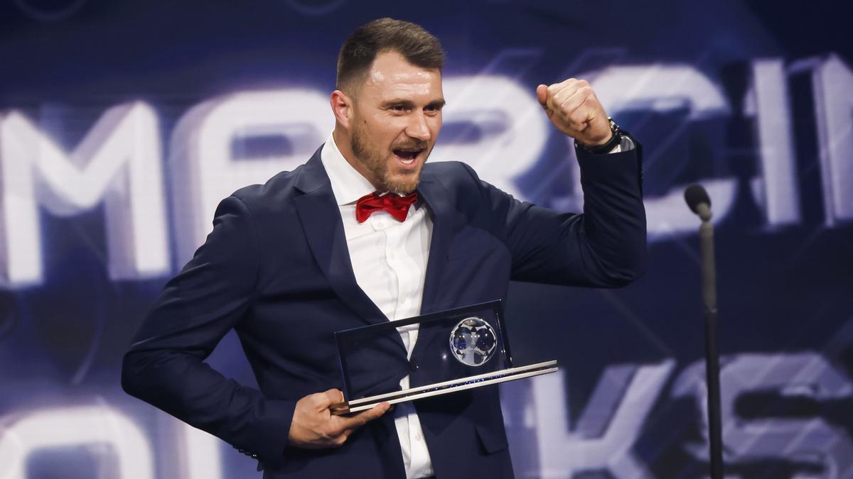 El futbolista polaco Marcin Oleksy de Warta Pozna con su Premio FIFA Puskas al mejor gol de 2022