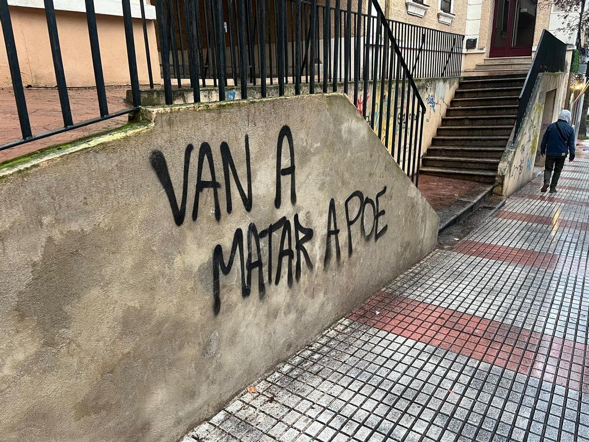 Galería | Paredes con la pintada "Van a matar a Poe" en Cáceres