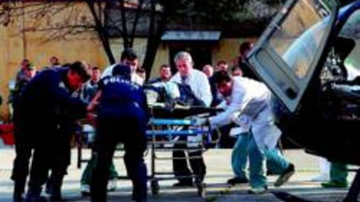 Los servicios de emergencia trasladan hacia un hospital a uno de los heridos en la explosión del polvorín.