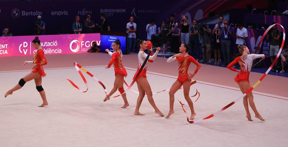 El equipo español de gimnasia rítmica, en su ensayo previo al Mundial