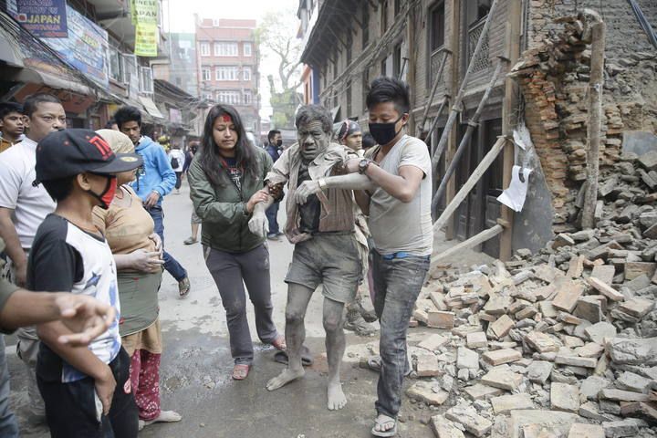 Ciudadanos de Katmandú han logrado rescatar a un hombre cubierto por los escombros