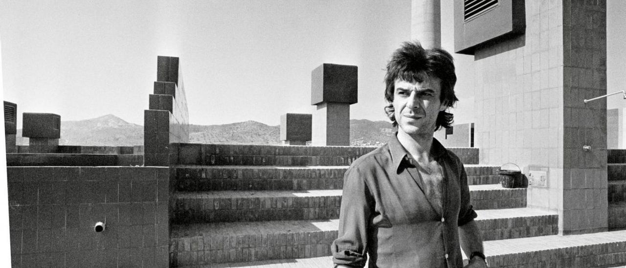 Un jovencísimo Ricardo
Bofill terminaba la Muralla
Roja de Calp con 34 años.