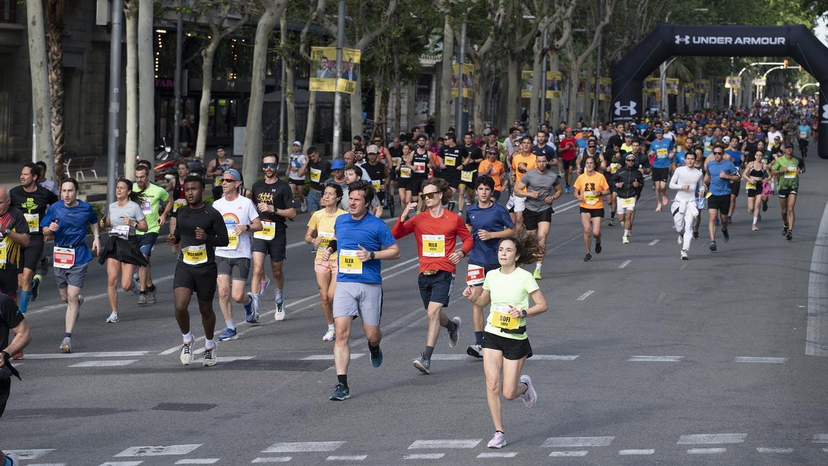 Los participantes recorren la Diagonal durante la 44 edición de la Cursa de El Corte Inglés.