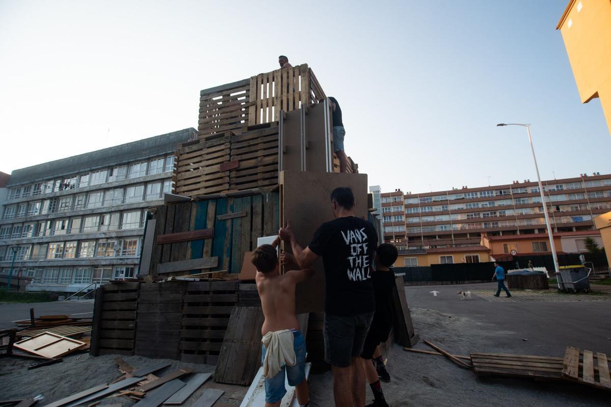 De "simplemente" amontonar madera a levantar una réplica del faro romano, los vecinos del Barrio de las Flores dan un giro a una de las fallas más populares de A Coruña