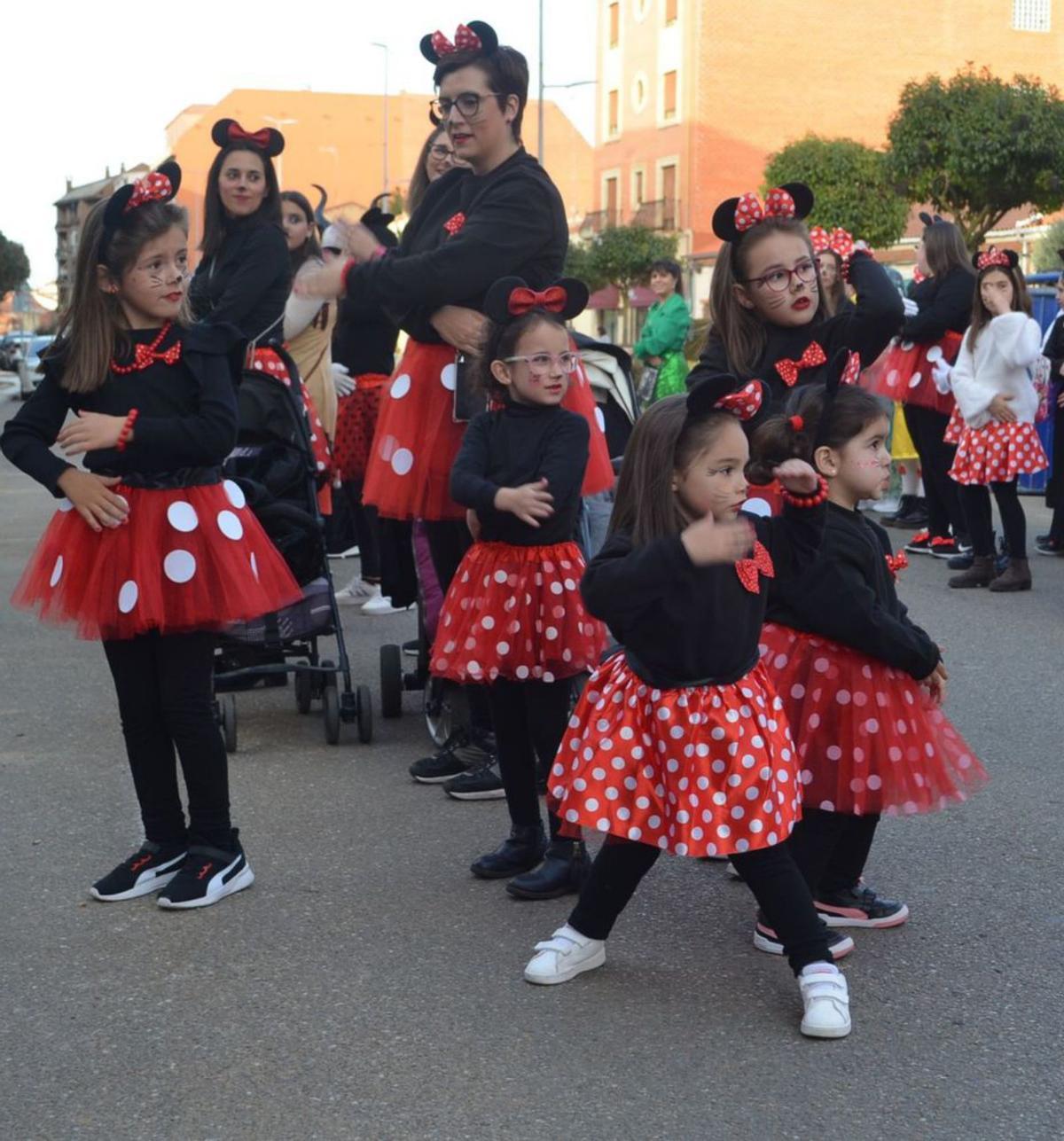 Un grupo de personasjes de Disney en el desfile. | E. P.