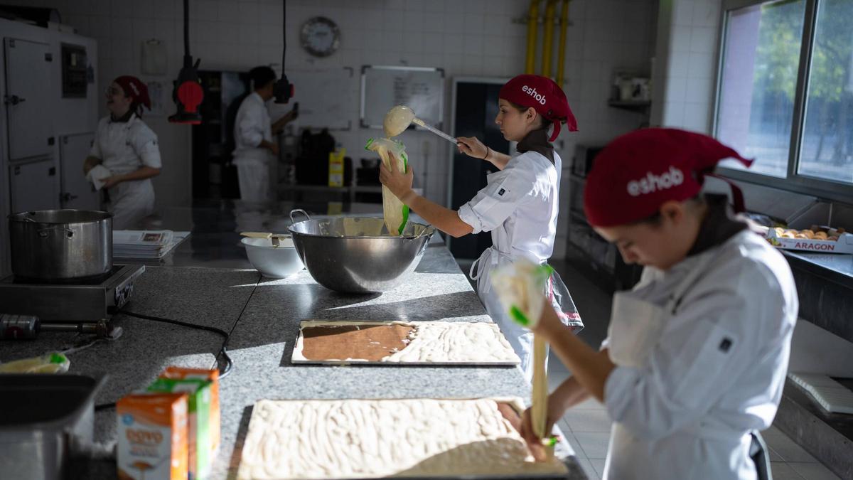 Estudiantes del grado medio en panadería, pastelería y confitería.