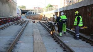 Lugar en el que se conectarán en diciembre las actuales vías de la R-1 (al fondo, más elevadas) con las que entran en la estructura de la estación del AVE.