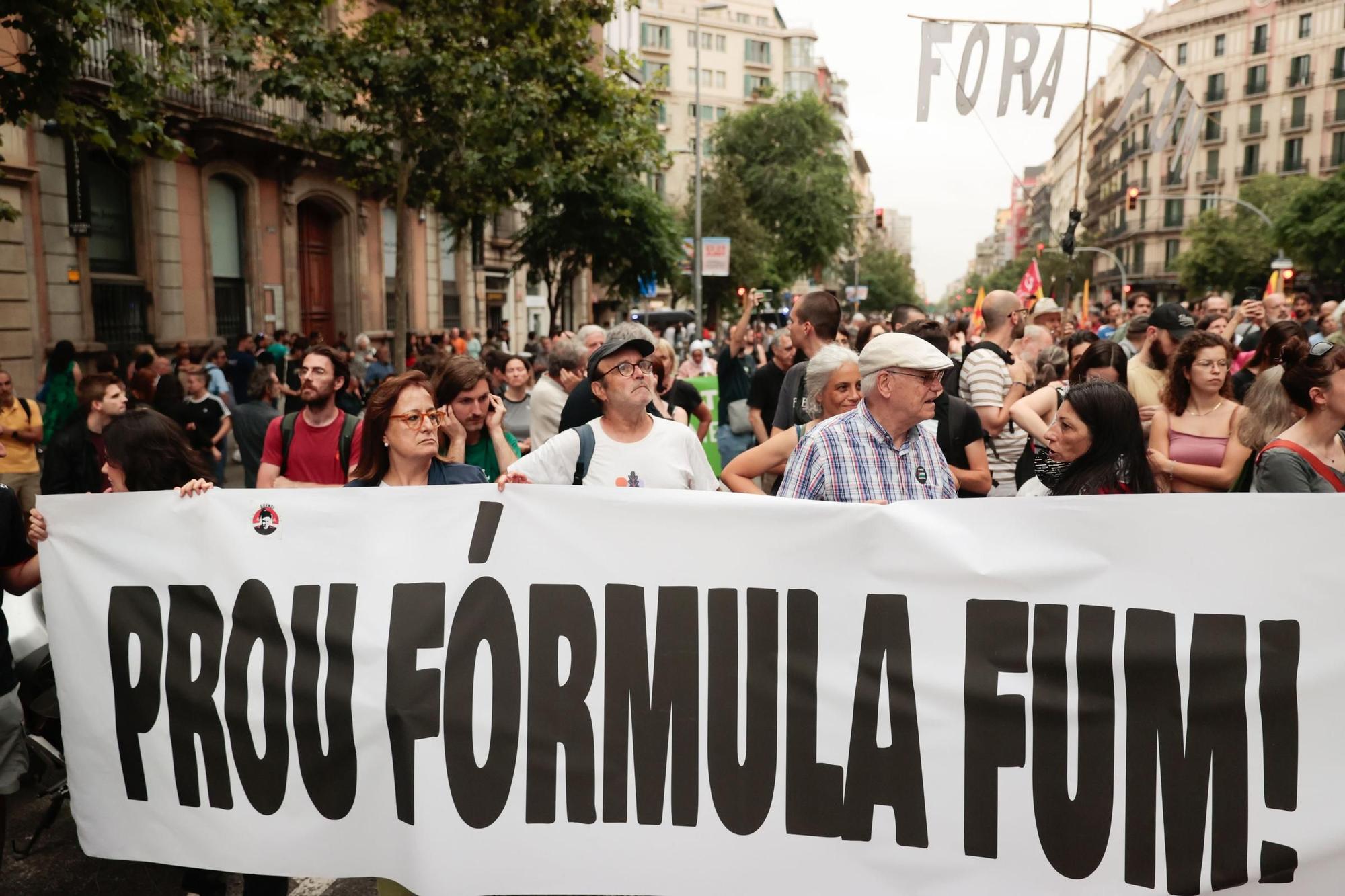 Protesta vecinal &quot;Fora Formula Fum&quot; contra el evento de F1 en el centro de Barcelona