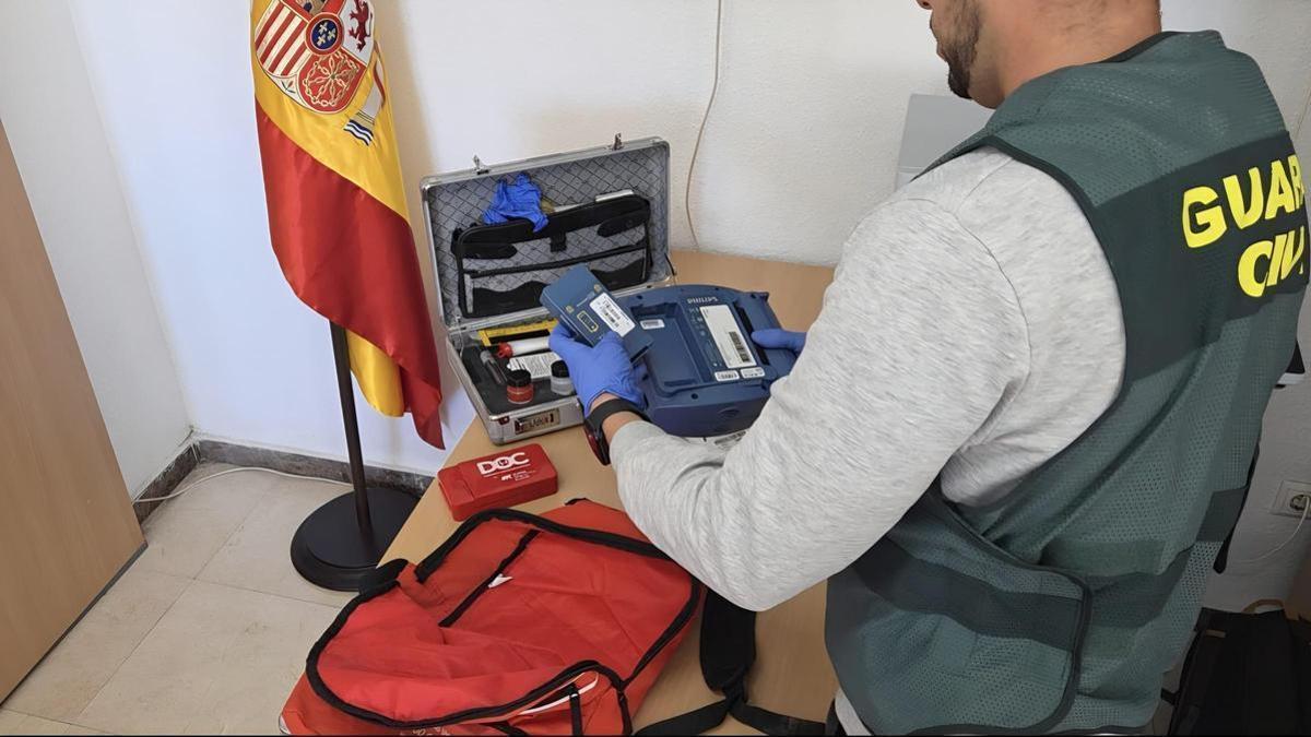 Roba un desfibrilador de 3.000 euros en Novelda y trata de venderlo horas después