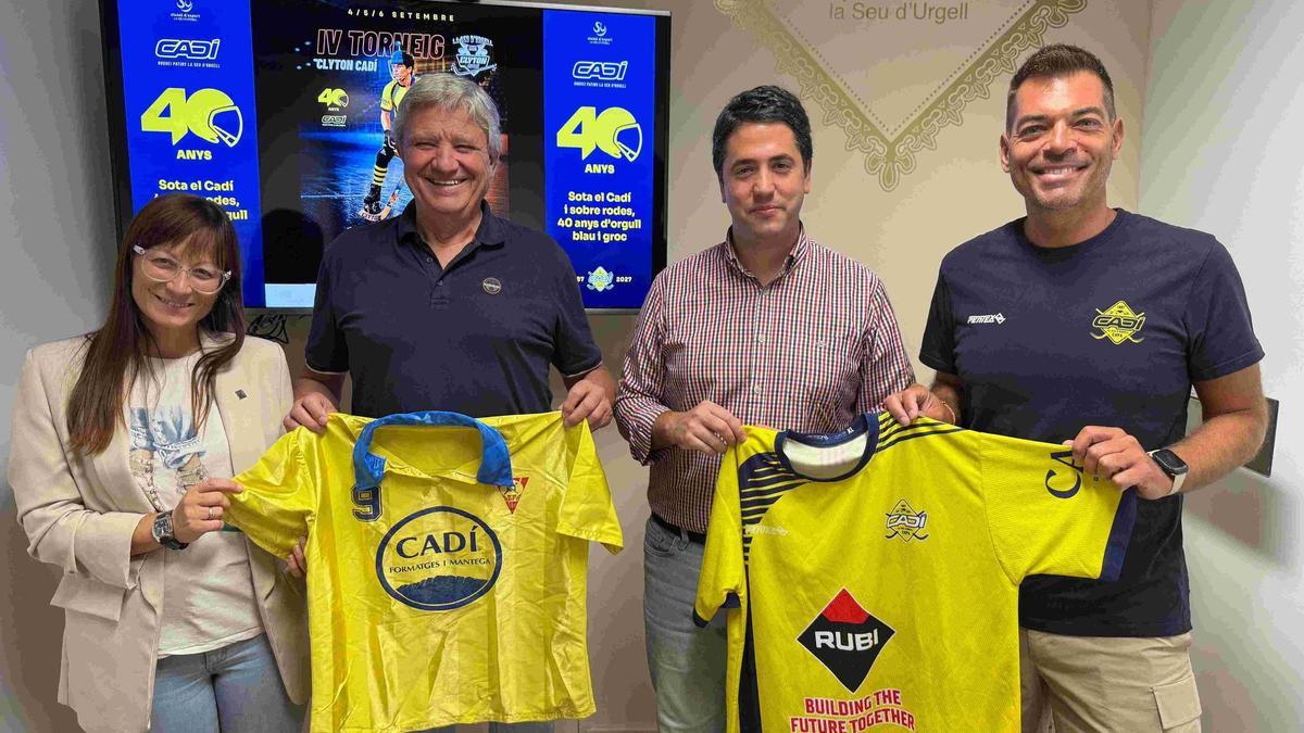 La regidora d'Esports, Bàrbara Romeu; el president del CHP Cadí, Joan Garreta; l'alcalde de la Seu, Joan Barrera; i el director esportiu del club, Manel Rubio