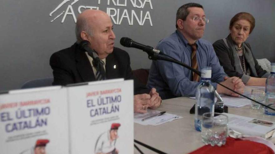 Por la izquierda, Antonio Aparicio, profesor de Derecho Financiero, Javier Barraycoa y María Cuervo-Arango, presidenta de la Comunión Tradicional Carlista, ayer en el Club Prensa Asturiana.