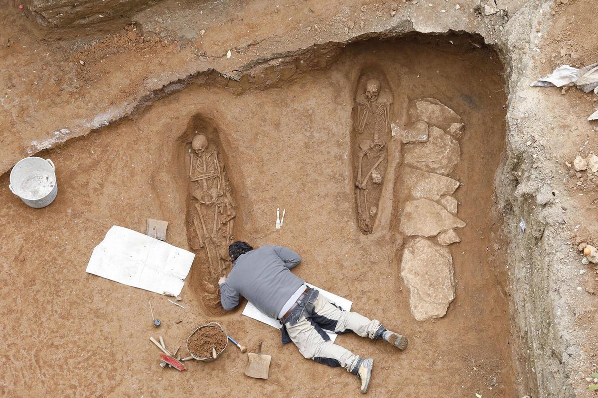 Girona. Carrer Portal Nou. Excavacions durant les obres d'una casa. Arqueolegs excavant esquelets. Girona. Carrer Portal Nou. Excavacions durant les obres d'una casa. Arqueolegs excavant esquelets.