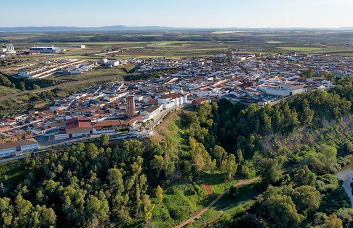 Lobón, una joya pacense elevada sobre el Guadiana donde la historia y el paisaje se dan la mano.