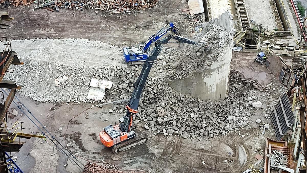 Los trabajos para demoler la chimenea de la térmica de Lada.