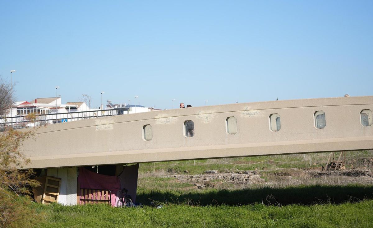 Material bajo el puente peatonal que cruza el yacimiento de Cercadilla. Al fondo, las ruinas arqueológicas.