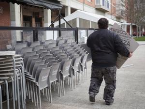 Archivo - Un camarero colocando las sillas de una terraza