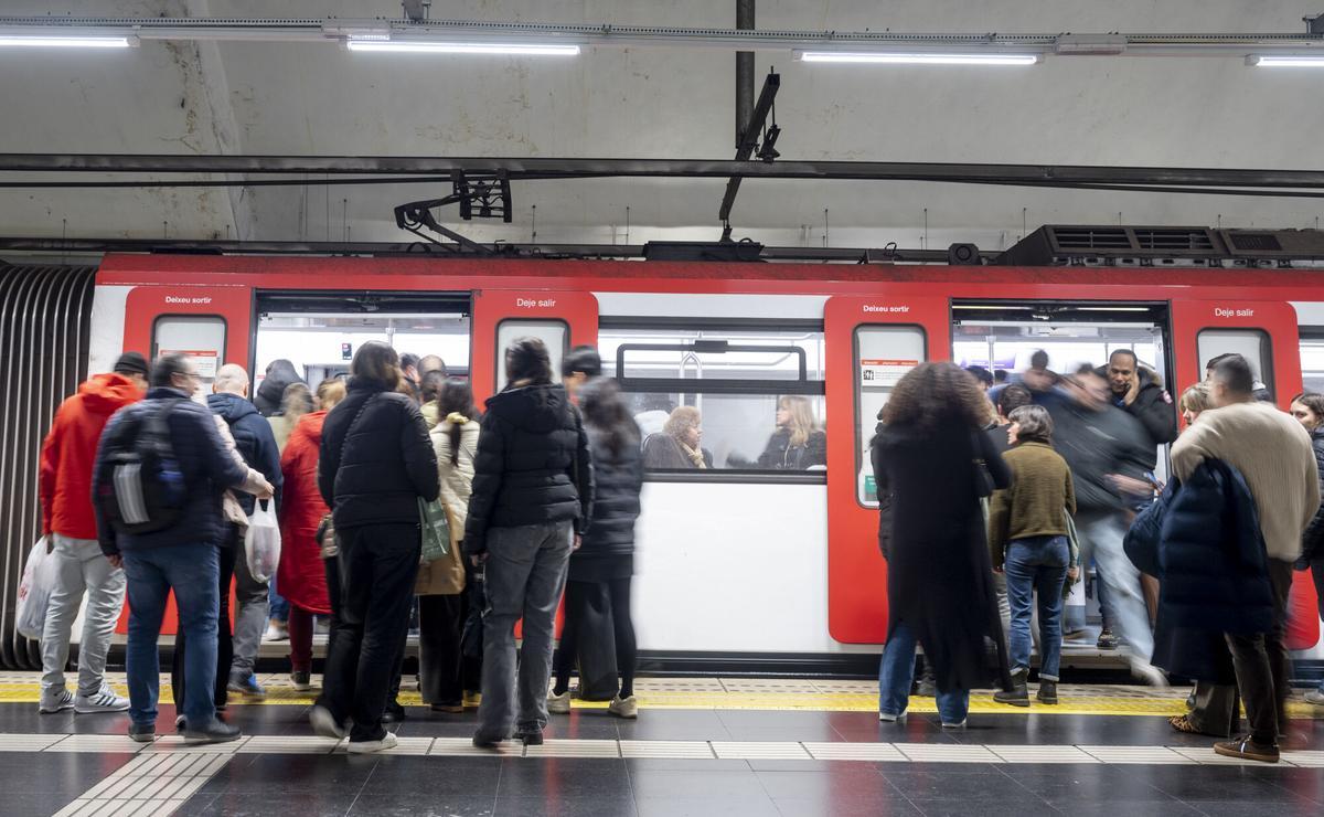 Usuarios de la línea 1 del servicio de metro de Barcelona.
