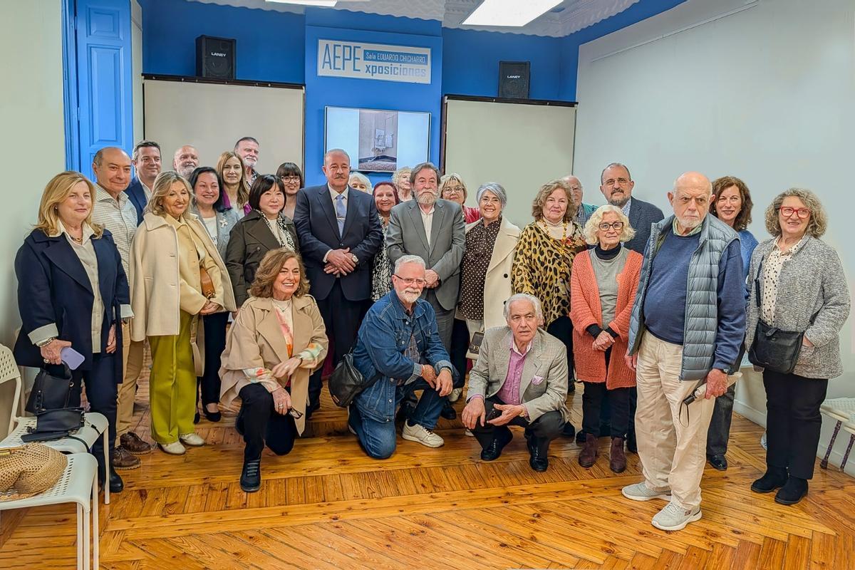 Un momento de la recepción de la asociación al artista ilicitano