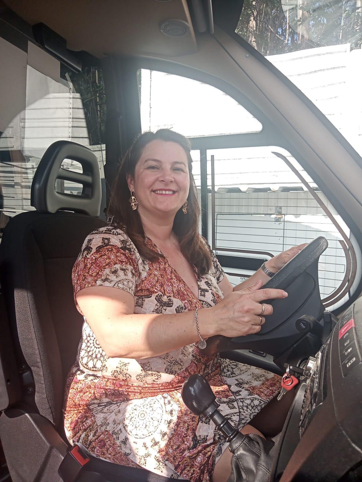 Araceli Gestido al volante de un autobús.