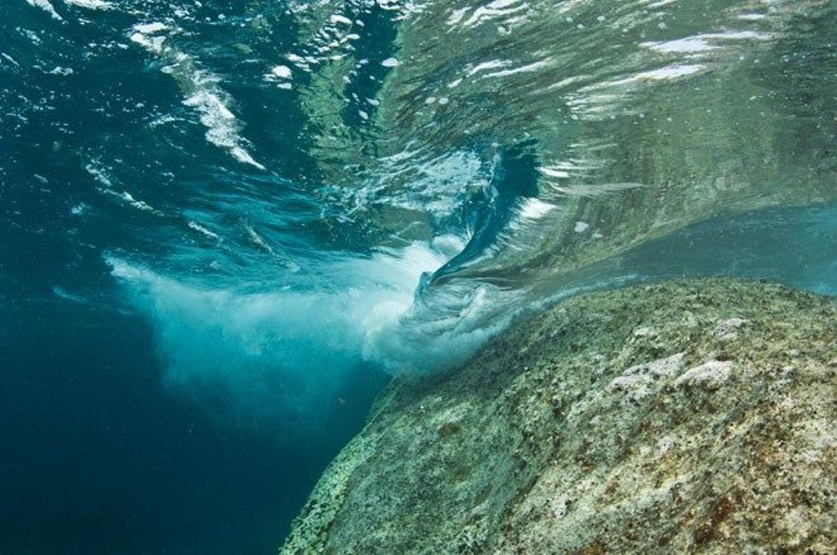 Ola rompiendo sobre un roca en The Baths.