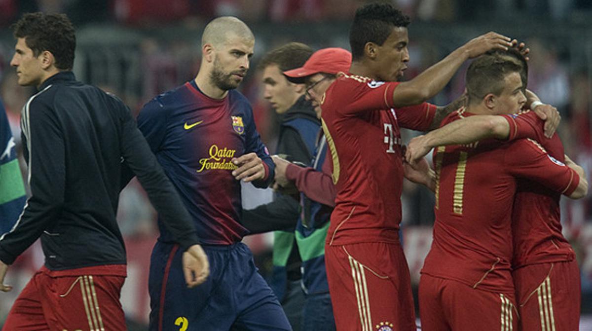 Piqué abandona el camp mentre els jugadors del Bayern es feliciten pel resultat. Piqué abandona el camp mentre els jugadors del Bayern es feliciten pel resultat.