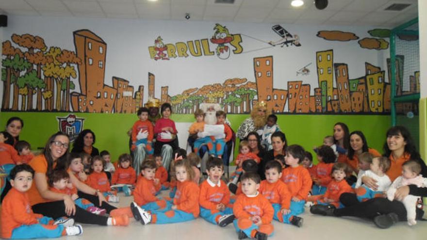 Los Reyes Magos con los niños de la Escuela Infantil Parrulos.