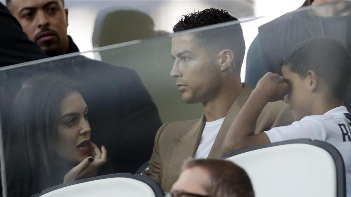 Cristiano, sancionado, asiste desde la grada al duelo de la Juventus contra el Young Boys (3-0).