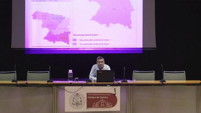 Un momento de la conferencia en el Campus Viriato de José María Vicente Pradas. | VÍCTOR GARRIDO