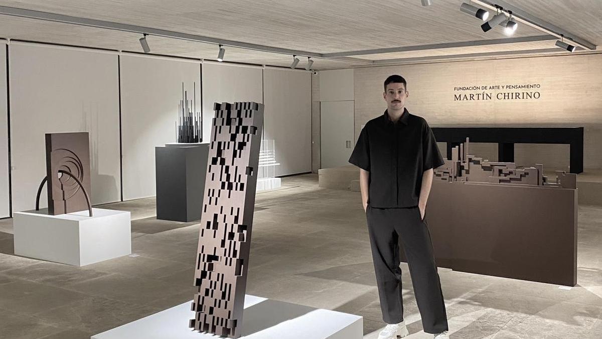 Alberto Gil Cásedas con las esculturas de ‘29.761’ en la galería de arte de la Fundación Martín Chirino.