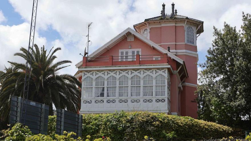 Casa Wonenburger, situada al borde de la ría, junto al puente de A Pasaxe. |   // IAGO LÓPEZ