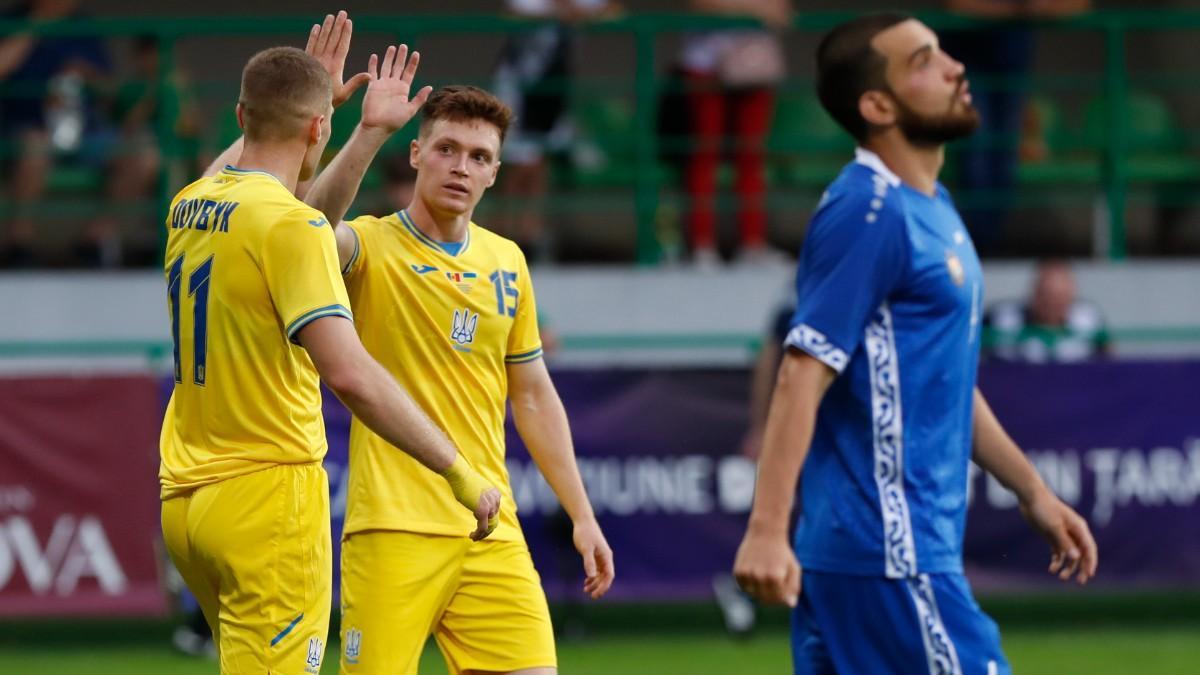 Tsygankov y Dovbyk celebran un gol con Ucrania