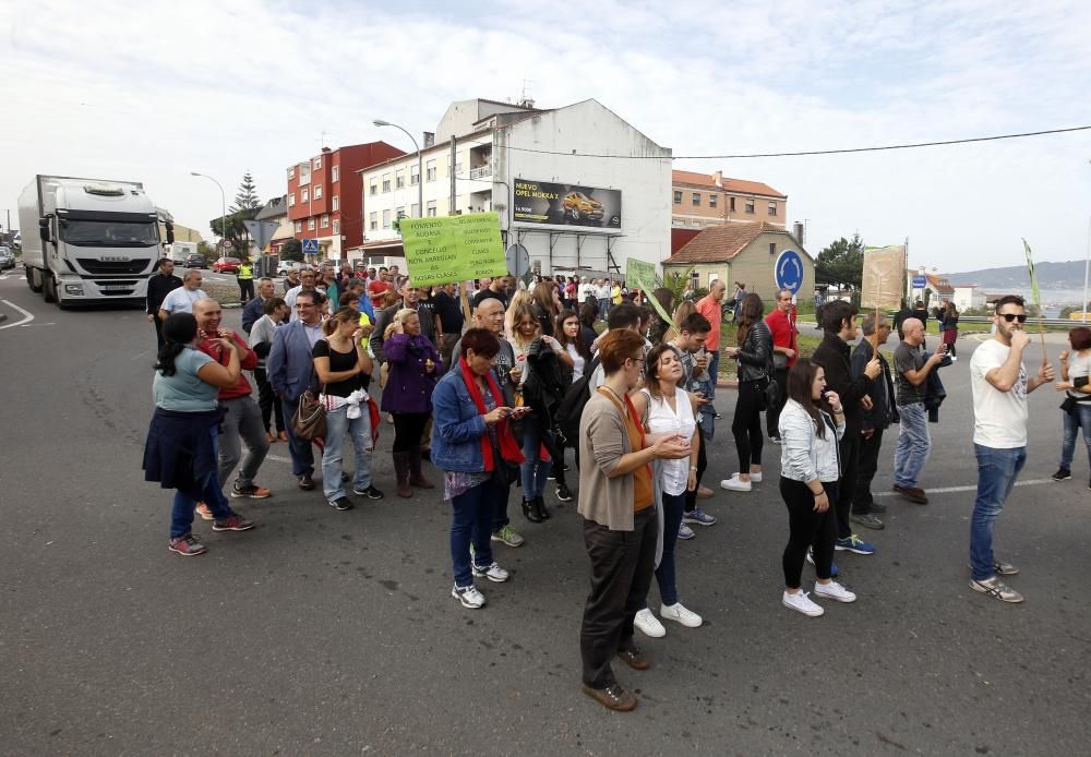 Protesta de los vecinos de Chapela por la ampliación de la AP-9. // R. Grobas