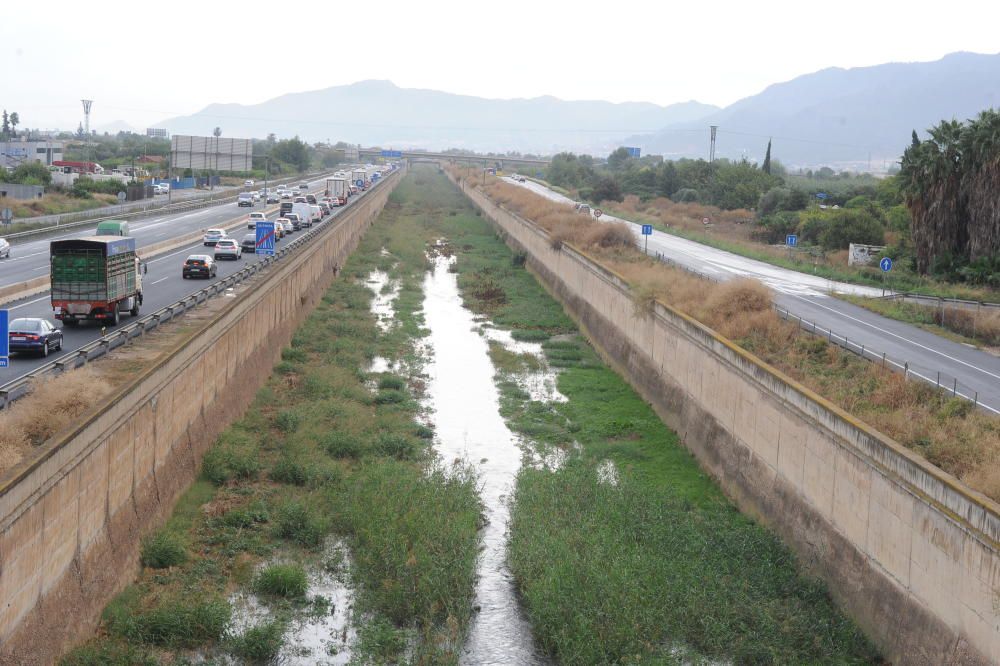 La lluvia sorprende a los murcianos