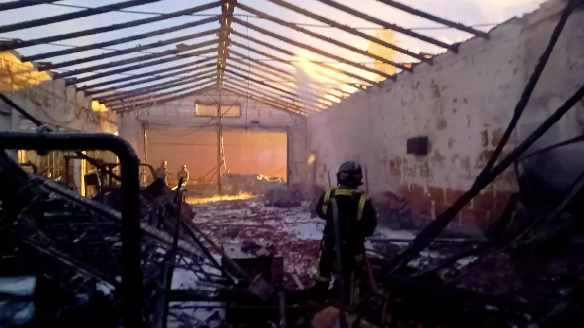 El incendio de una nave en Arona y varios fuegos de rastrojos, entre las intervenciones de Bomberos de Tenerife durante el fin de semana