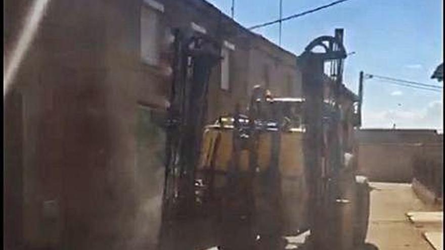 Agricultores de Fuentes salen a desinfectar las calles