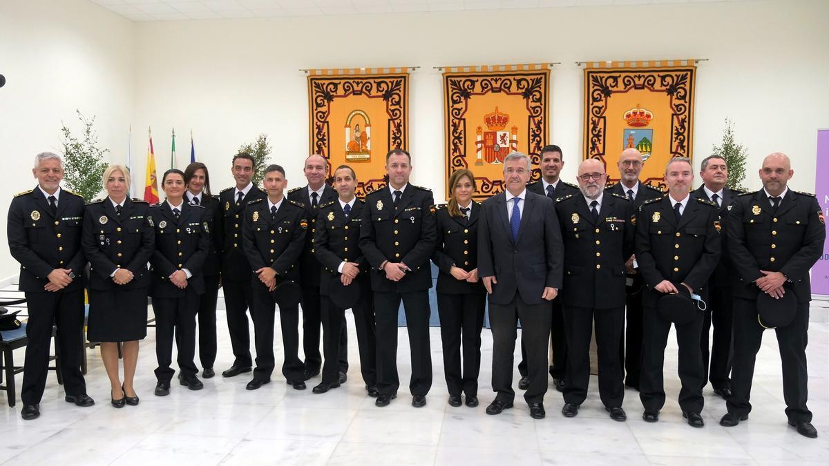 El alcalde José María García Urbano, con los miembros de las unidades premiadas.