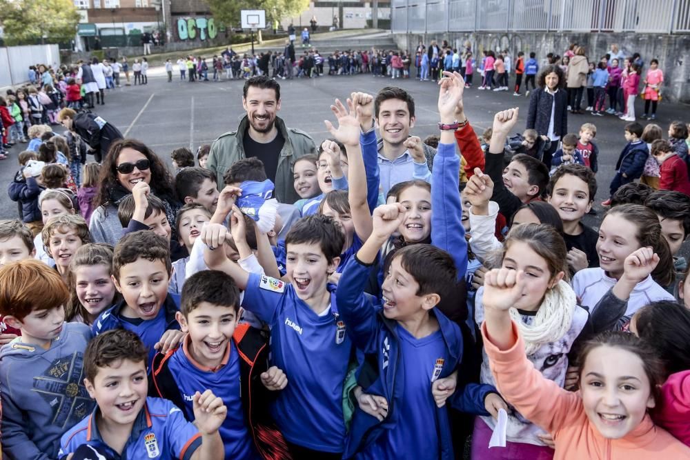 Visita de los jugadores del Real Oviedo, Toché y Héctor, al Colegio Buenavista I