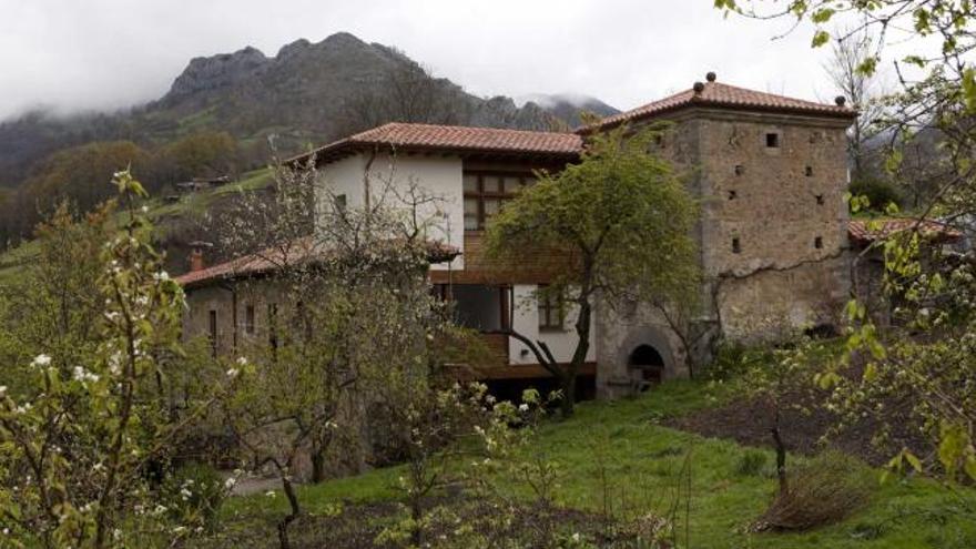 La casona de los Menéndez, situada en el pueblo lavianés de La Aldea.