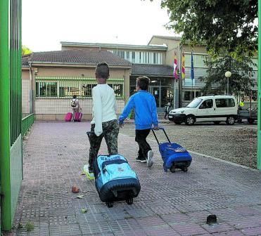 Alumnos entrando en el colegio Alejandro Casona. | Emilio Fraile