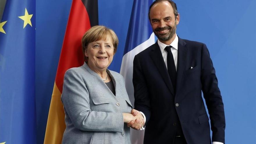 Merkel apoya la reforma laboral de Macron