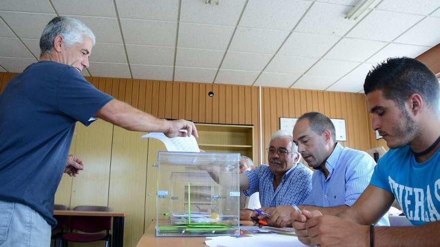 Votaciones en la cofradía de Cangas en el anterior proceso electoral de 2014. // Gonzalo Núñez