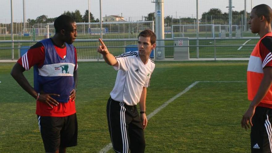 Ferran Sibila realitzant tasques d&#039;entrenador.