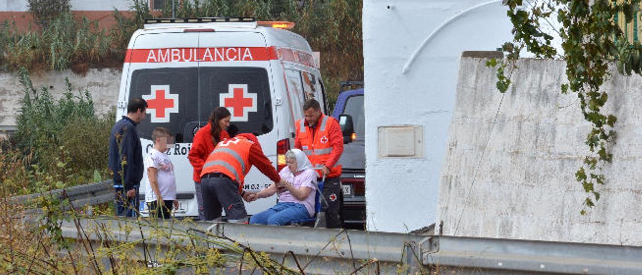 Personal de Cruz Roja traslada a su casa, en Cazadores, a Dionisia, tras pasar la noche en La Breña.