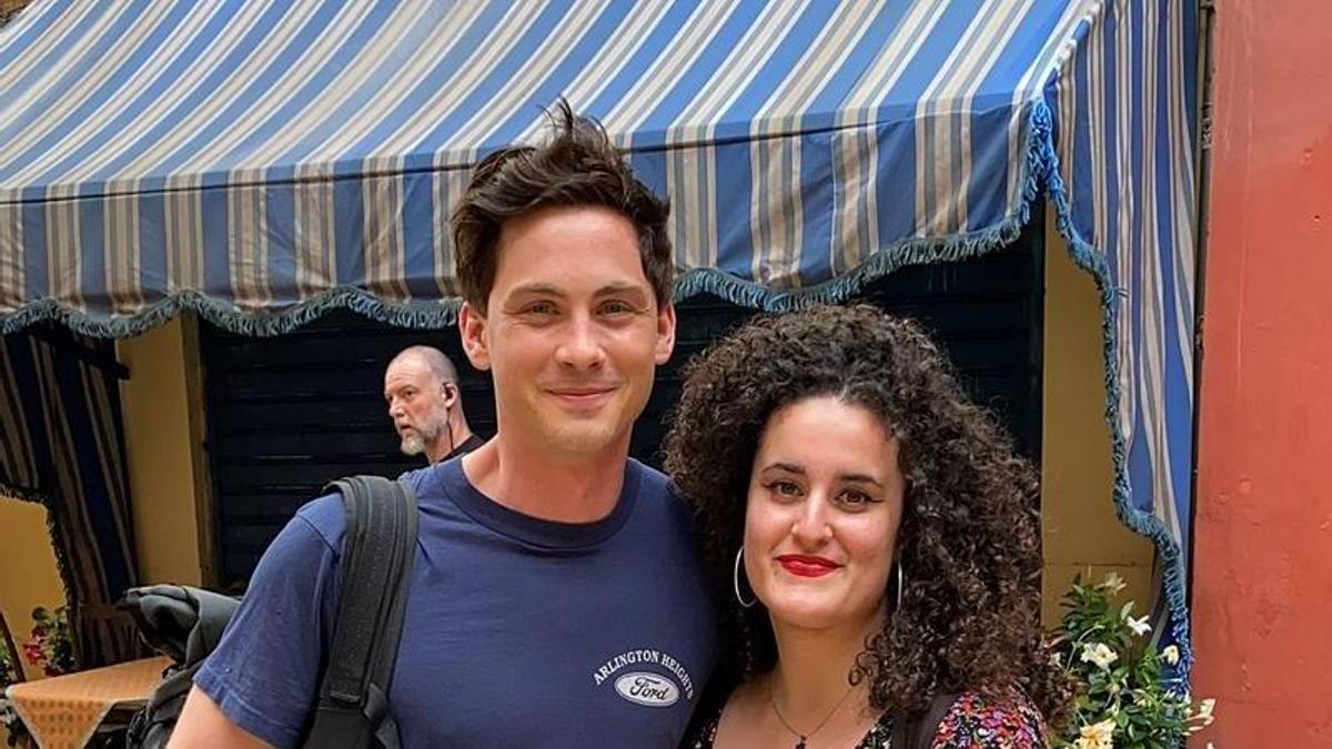 Logan Lerman, posando con su joven fan Carmen Cobo