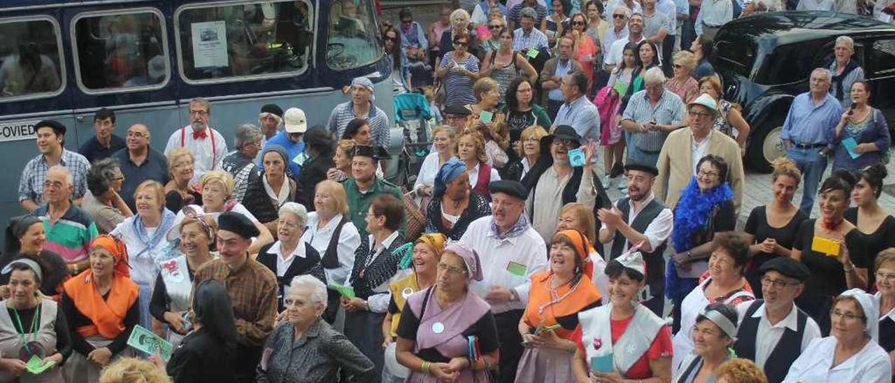 Los cómicos de las compañías de teatro costumbrista, llegando a Candás, en una edición pasada.