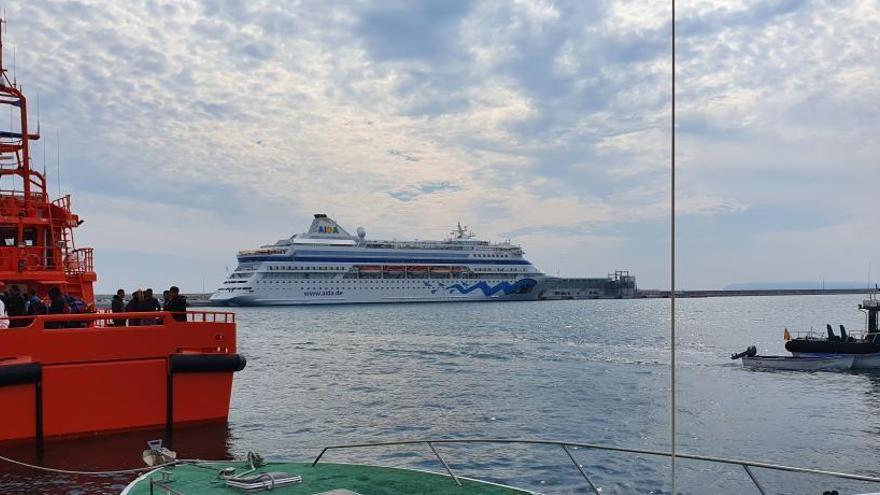 Embarcación con inmigrantes rescatados en la costa alicantina.