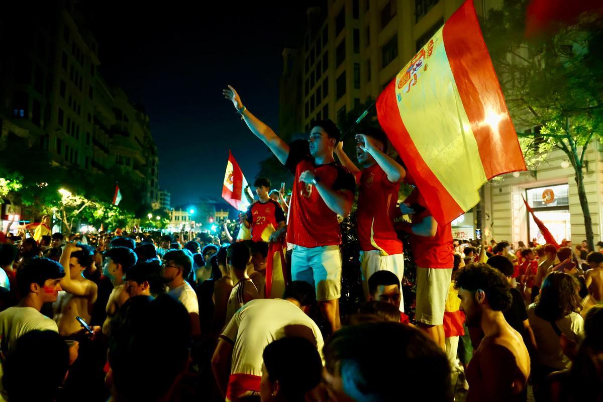 Así está viviendo la plaza del Ayuntamiento de València la final del Mundial de España